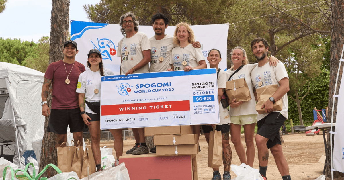 Equipo de participantes del Spogomi World Cup 2025 posando con bolsas de basura recogidas