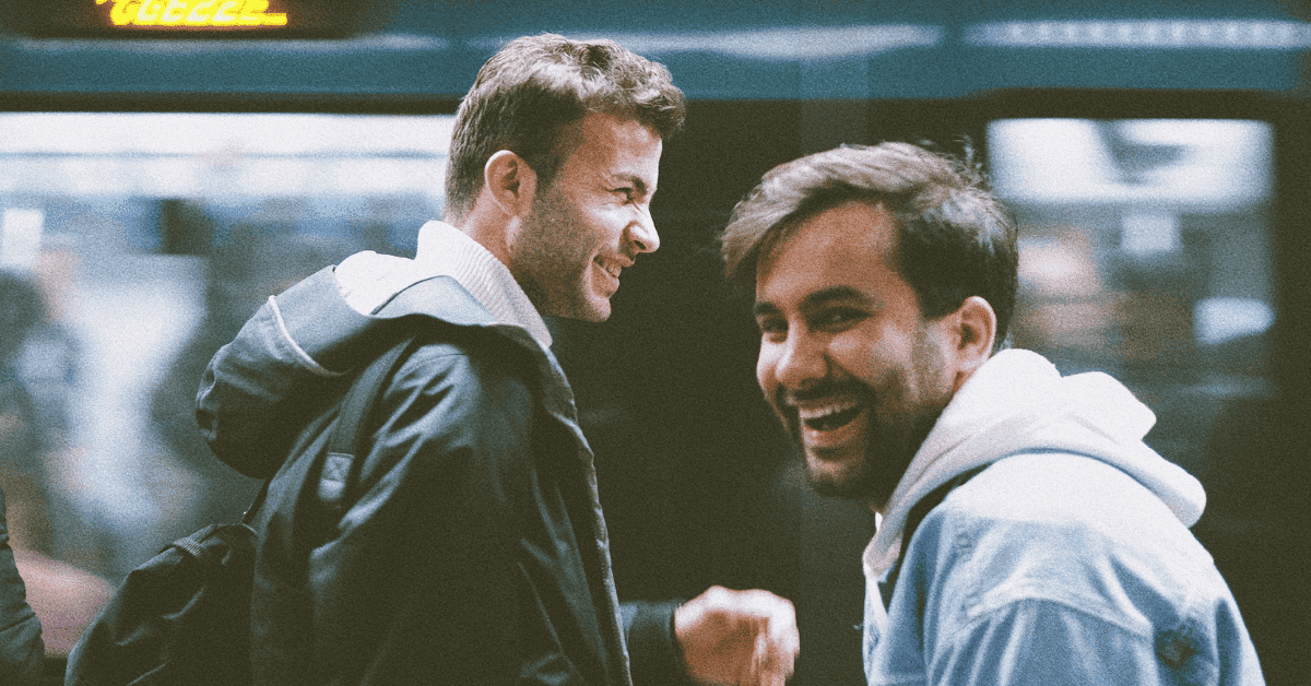 Dos hombres sonriendo.