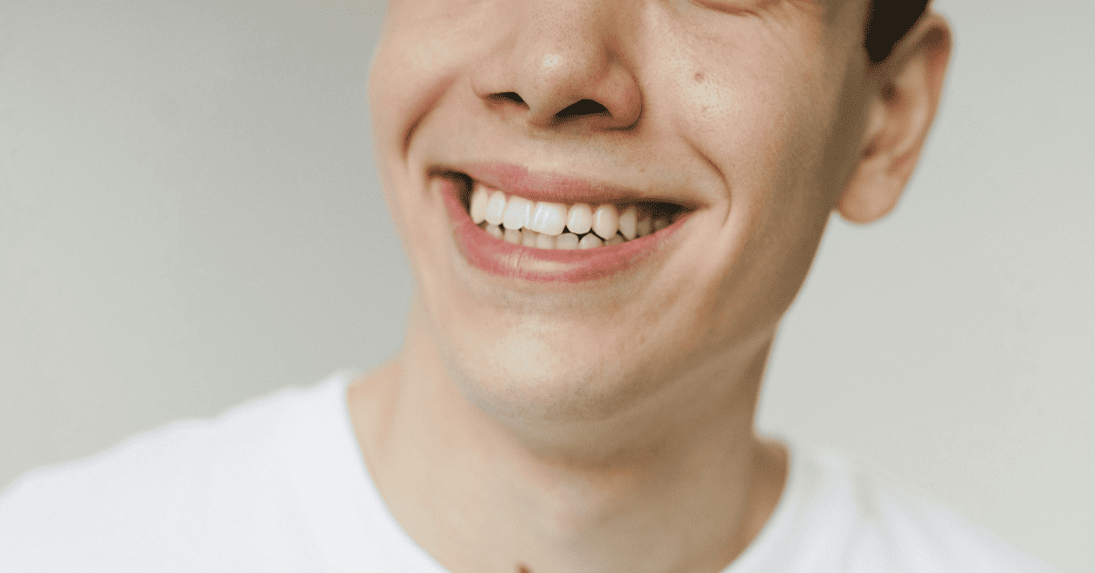 Sonrisa de un hombre.