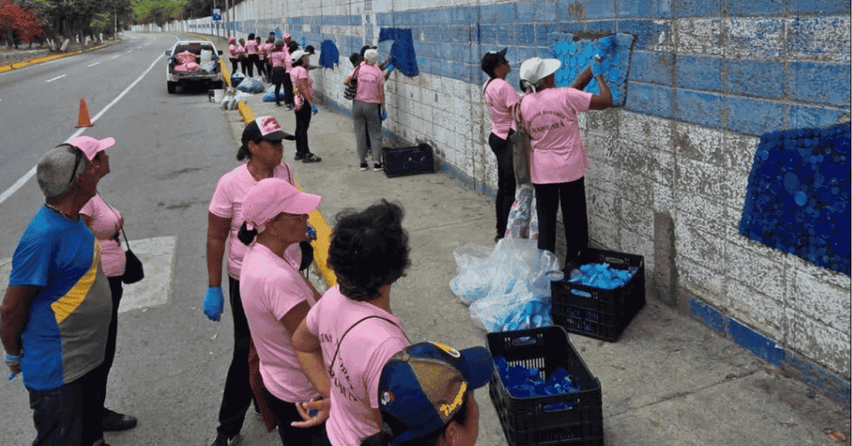 La comunidad juntando tapas y contribuyendo a las obras del artista.