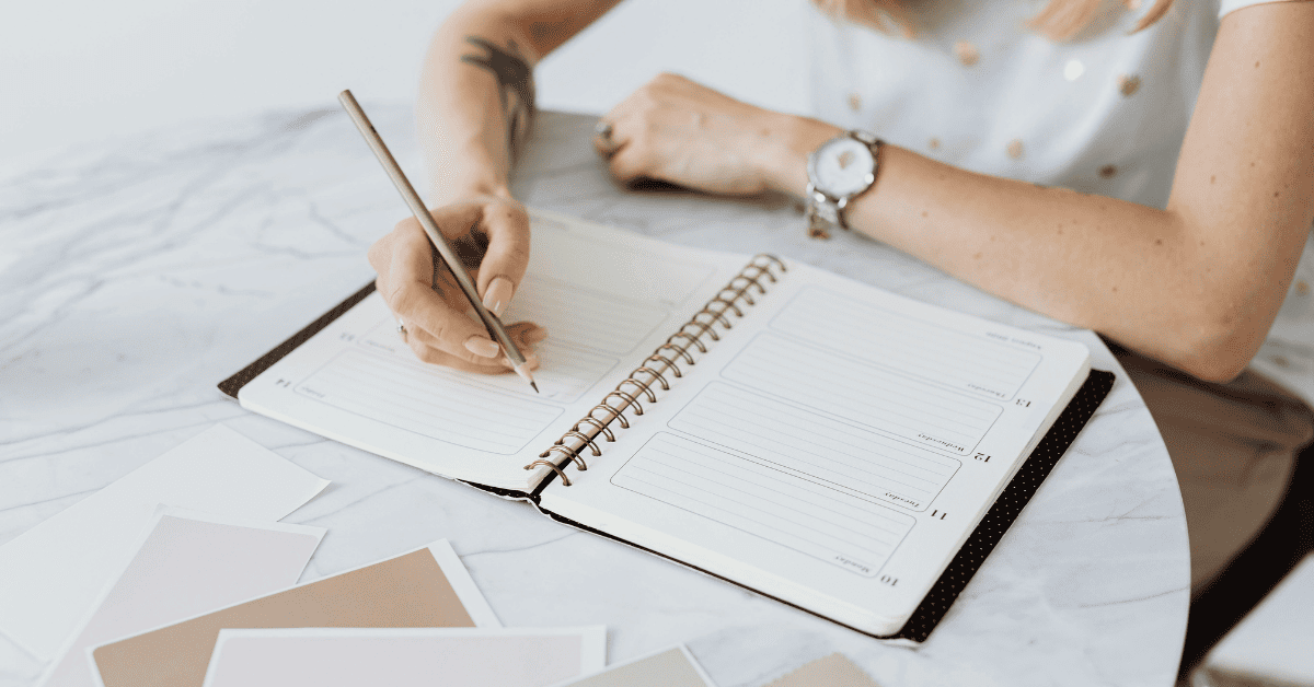 Mujer escribiendo en una libreta.