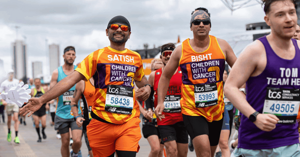 Dos hombres corriendo con la camiseta naranja de la fundación Children With Cancer.
