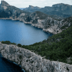 Vista aérea de una cala mediterránea española, parte de las nuevas áreas marinas protegidas.