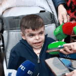 Leo, un niño de 12 años que padece la enfermedad de piel mariposa, siendo entrevistado por los medios de comunicación.