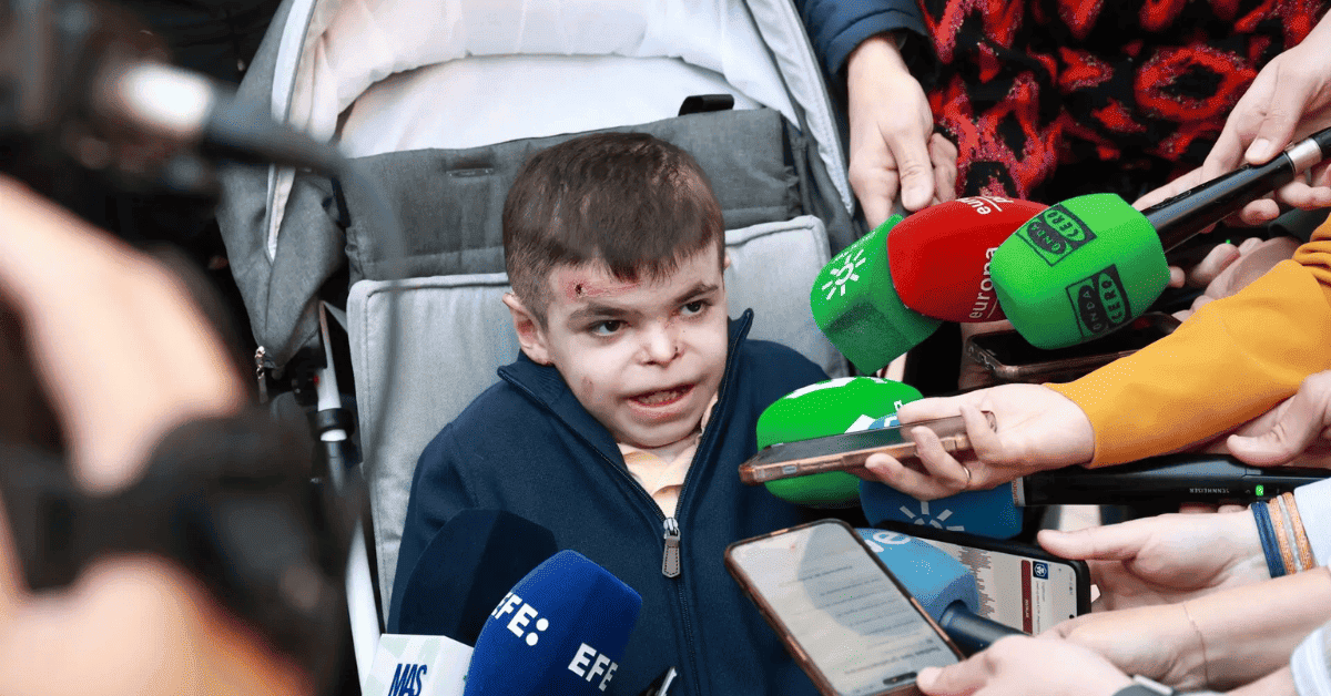 Leo, un niño de 12 años que padece la enfermedad de piel mariposa, siendo entrevistado por los medios de comunicación.