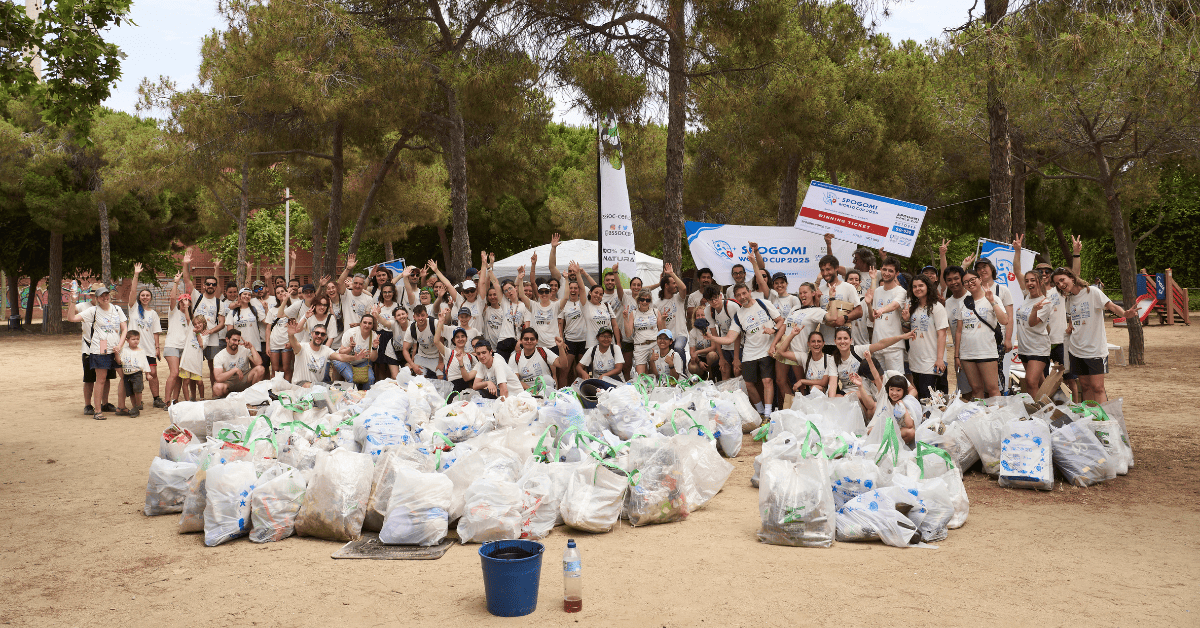 Equipo de participantes del Spogomi World Cup 2025 posando con bolsas de basura recogidas