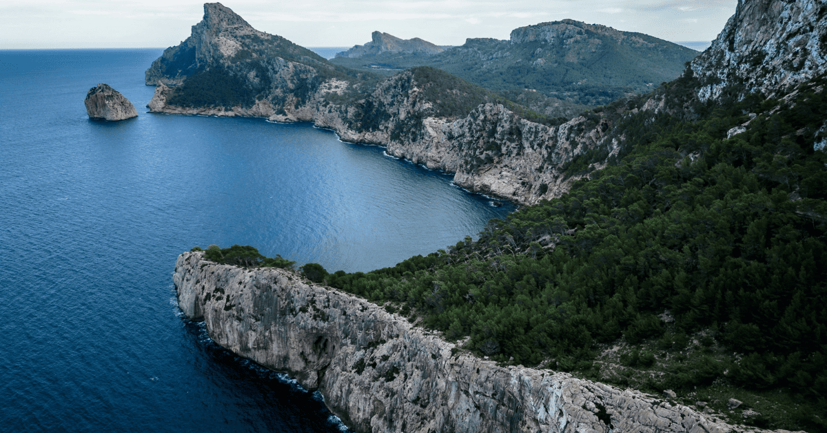 Vista aérea de una cala mediterránea española, parte de las nuevas áreas marinas protegidas.