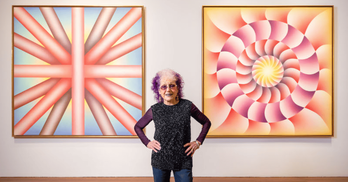 Judy Chicago junto a dos de sus obras.