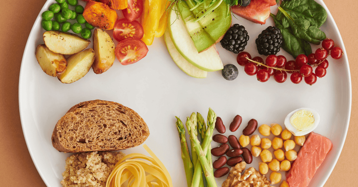 Plato de frutos secos, legumbres y carbohidratos.