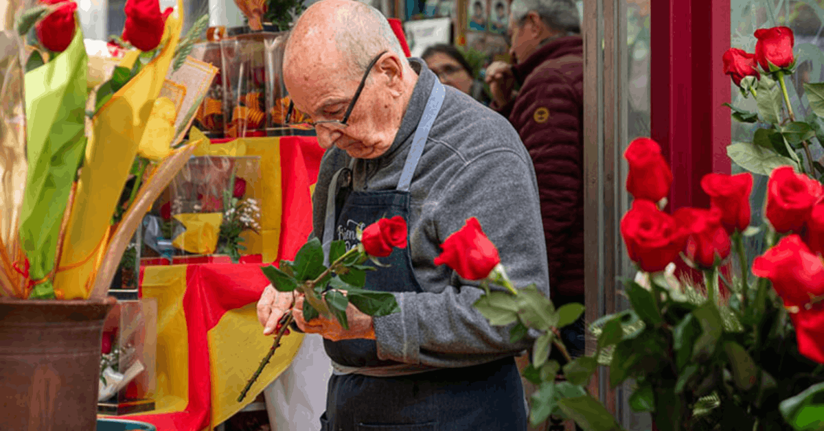 Un hombre despinando una rosa.