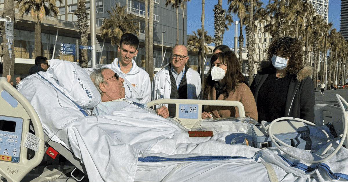 Paciente en camilla rodeado de médicos y familia mientras está en el muelle.