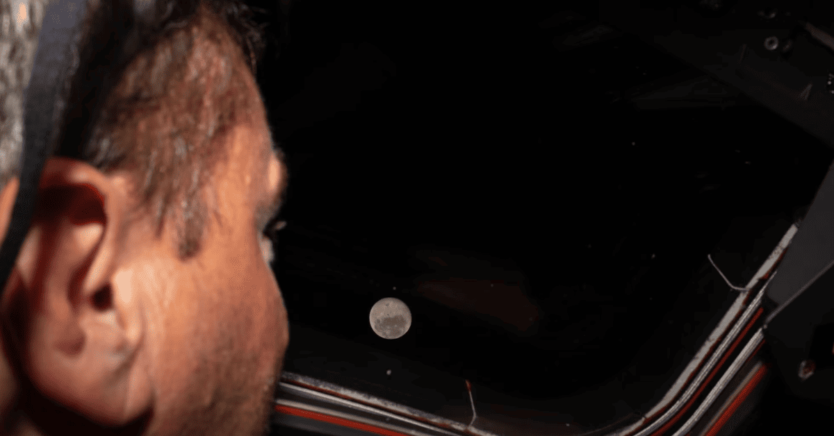 Reid Wiseman observando la luna desde el espacio.