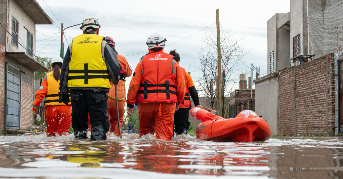Equipo de rescate en medio de una inundación.