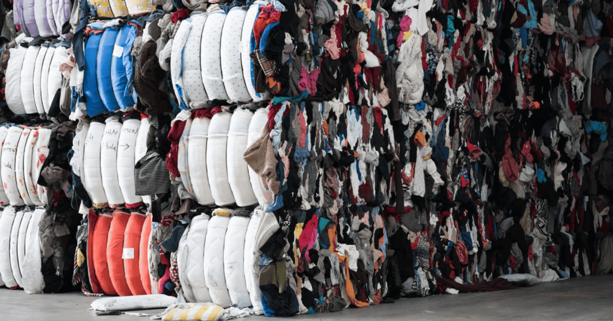 Desechos textiles recolectados para ser incinerados.