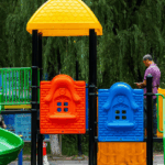 Plano general de un parque infantil de plásticos.