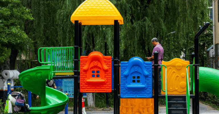 Plano general de un parque infantil de plásticos.