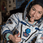 Foto de Christina Koch en la nave espacial de la misión Artemis ll.