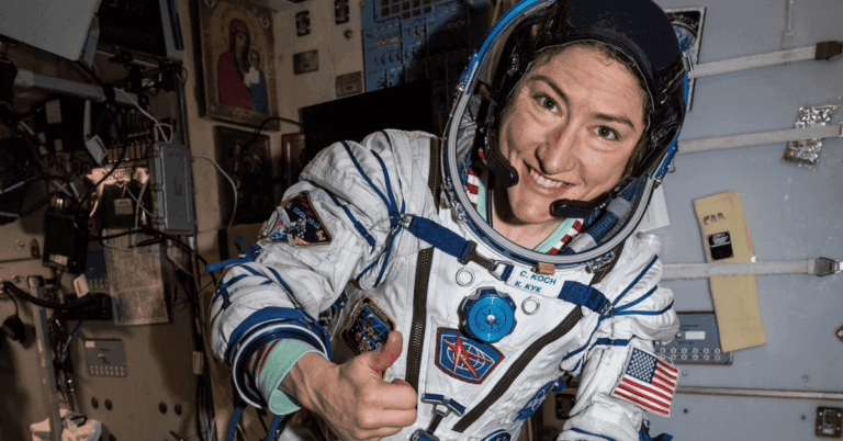 Foto de Christina Koch en la nave espacial de la misión Artemis ll.