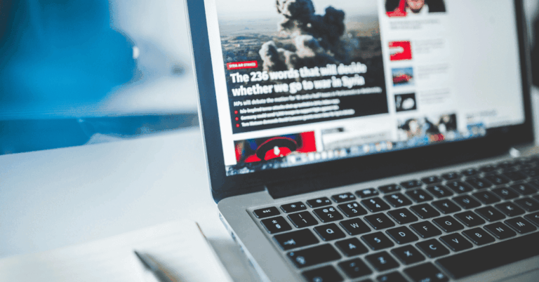 Un ordenador con noticias en la pantalla.