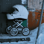 Carrito de bebe haciendo la siesta nórdica.