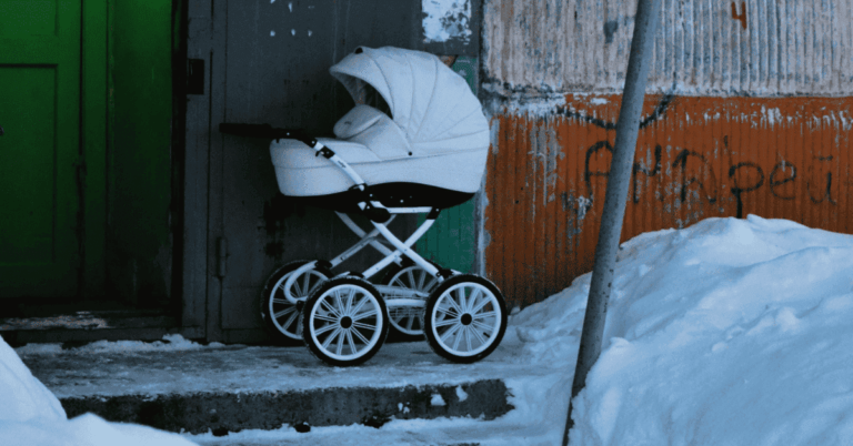 Carrito de bebe haciendo la siesta nórdica.