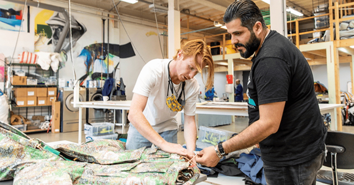 Bas Timmer fabricando el sheltersuit.