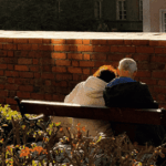 Pareja sentada en un banco.