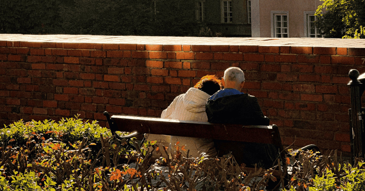 Pareja sentada en un banco.
