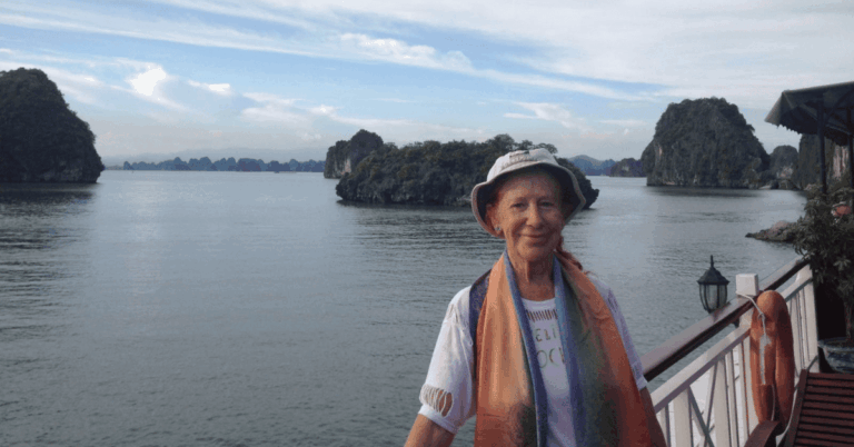 Imagen de Kandy García, de 91 años, que ha visitado más de 70 países sola y ahora lleva a otras mujeres con ella.