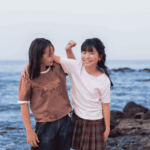 Dos mujeres sonriendo y practicando el nunchi