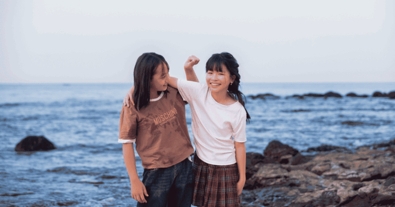 Dos mujeres sonriendo y practicando el nunchi