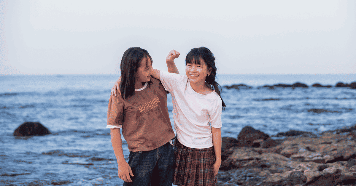 Dos mujeres sonriendo y practicando el nunchi