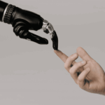 Imagen de una mano humana y una mano robótica