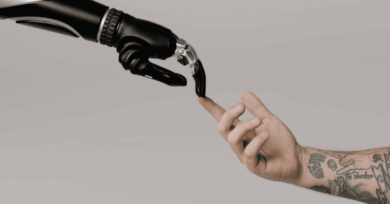 Imagen de una mano humana y una mano robótica