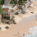 Imagen de una playa y gente.