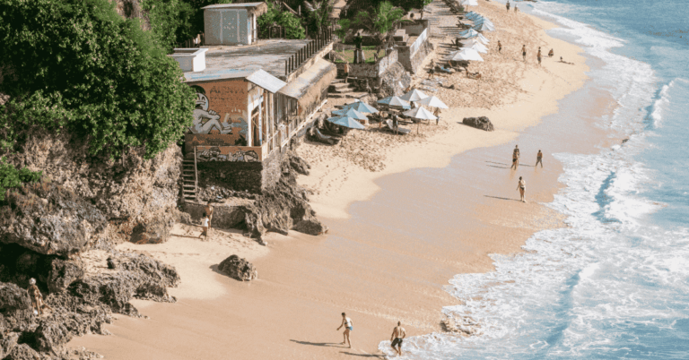 Imagen de una playa y gente.