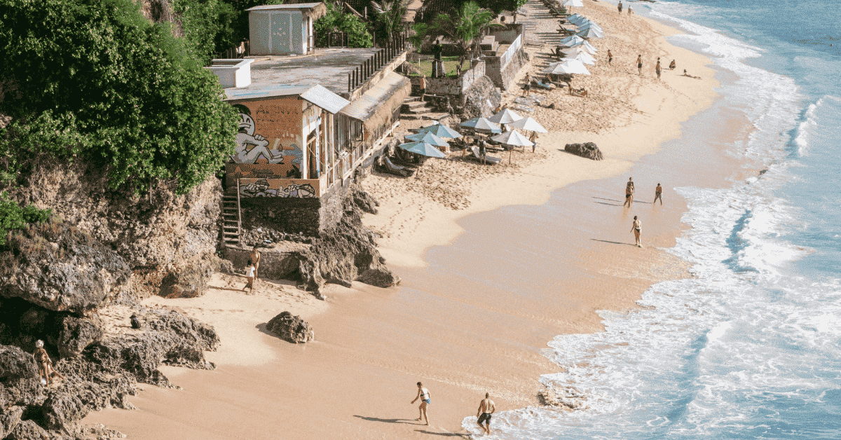 Imagen de una playa y gente.