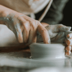 Taller de cerámica en el que una persona trabaja una pieza.